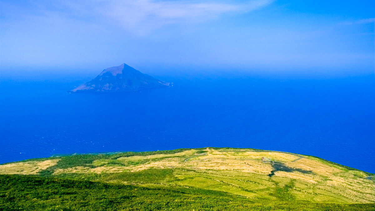 八丈富士から望む八丈小島