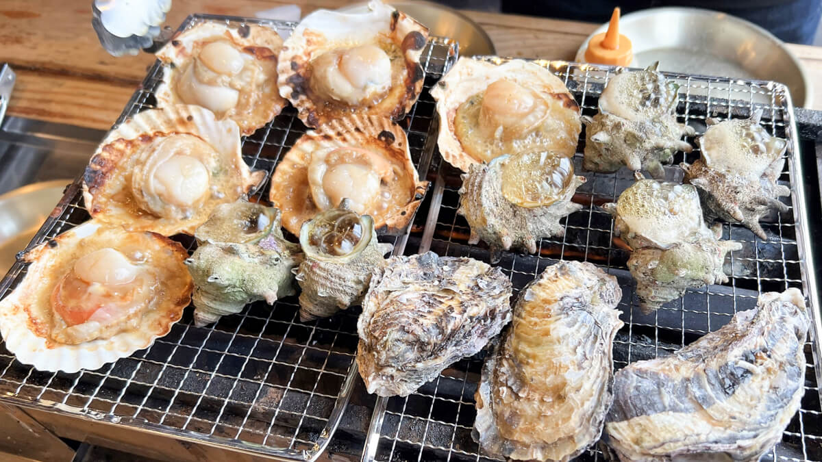 BBQで食べるホタテとサザエ